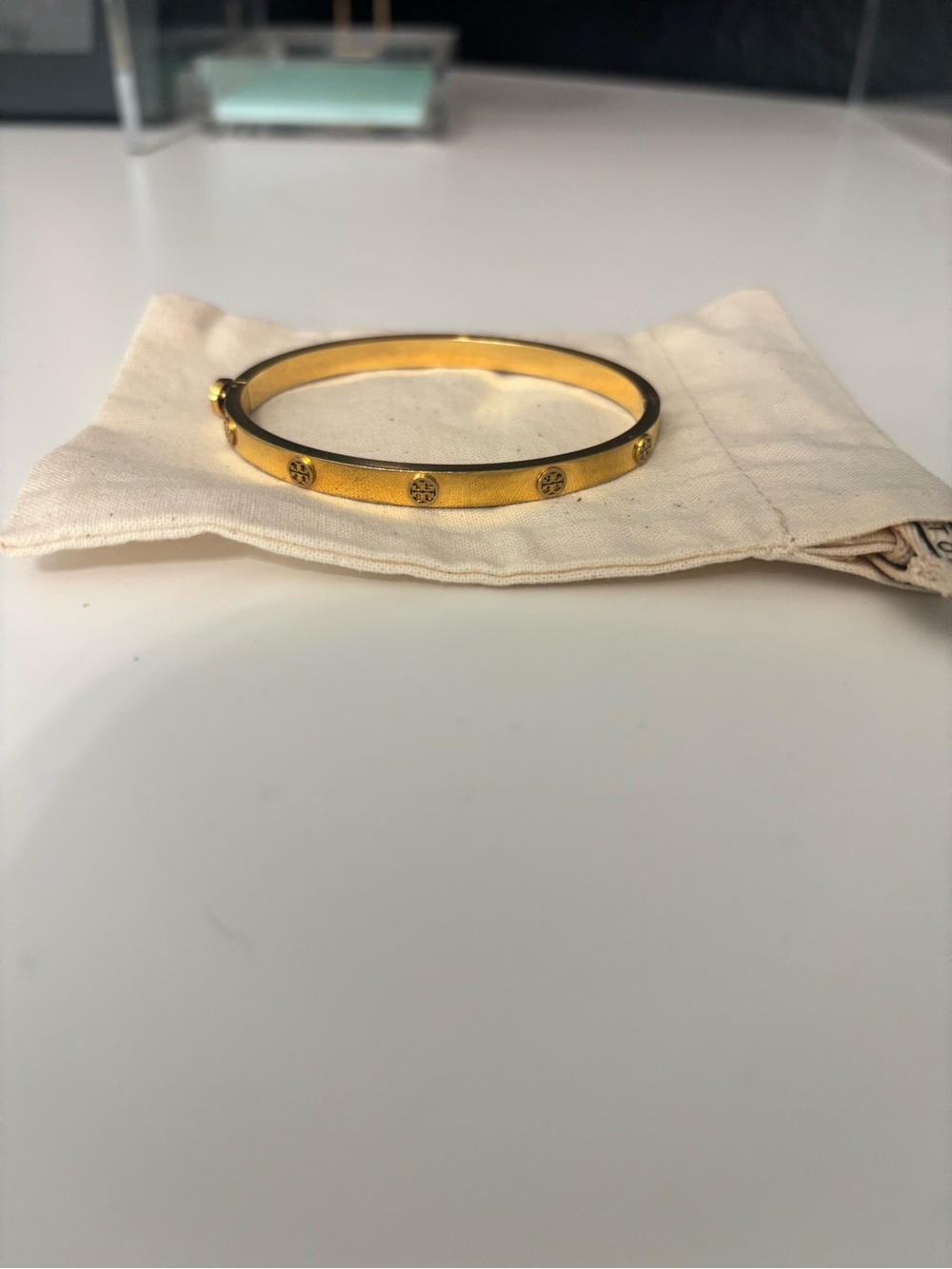 Gold-tone Women's Tory Burch Bangle Bracelet - Elegant Floral Stud Design